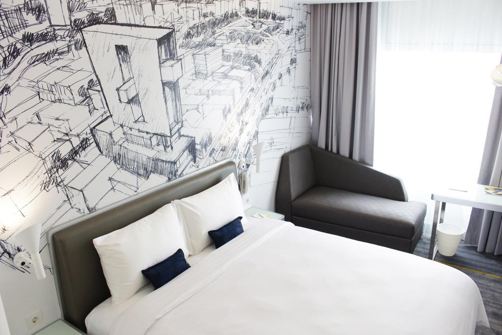 Yello Hotel Harmoni Jakarta Ngoại thất bức ảnh